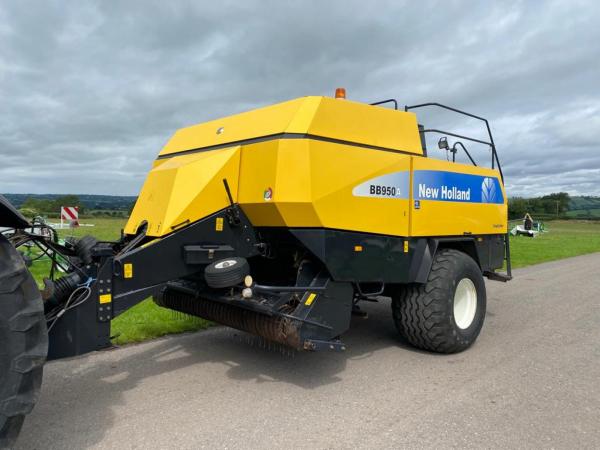 New Holland BB950A Baler